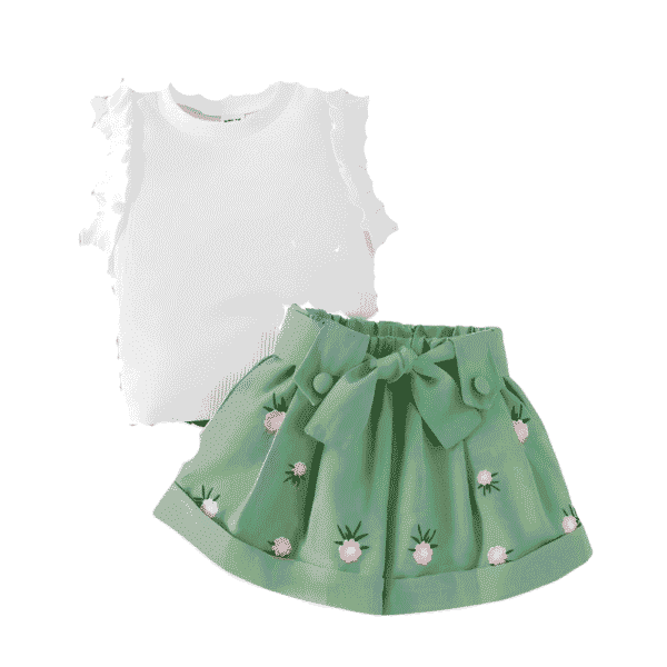 Conjunto de dos piezas camisa en blanco y shorts verdes con bordado