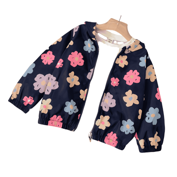 Chaqueta con capucha de color azul oscuro impermeable